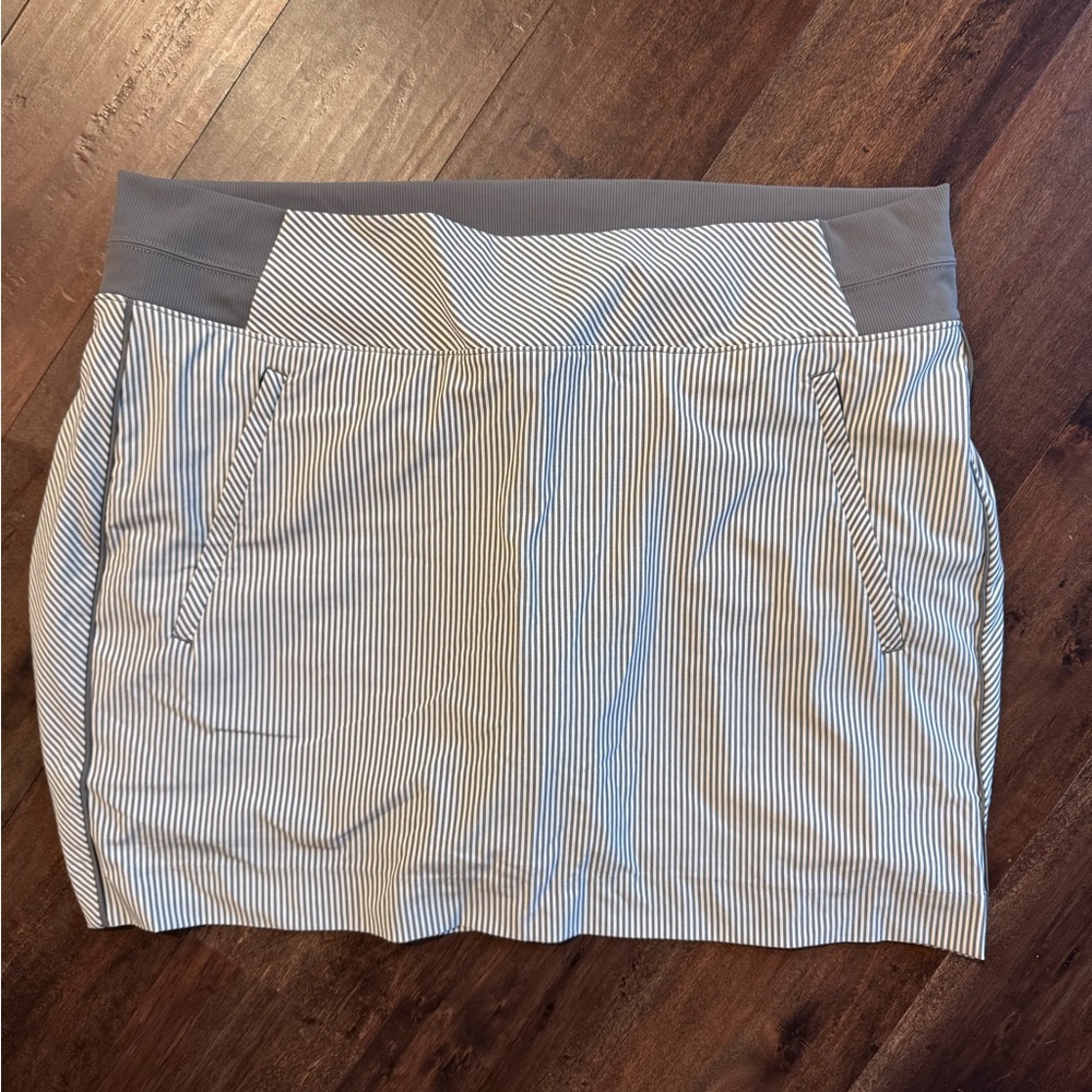 Athleta Light Gray and‎ White Active Brooklyn Skort Sz 18